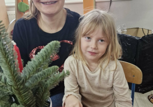 Nadia pozuje do zdjęcia ze swoją mamą.