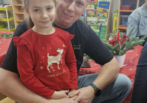 Oliwia z tatą pozują do zdjęcia.