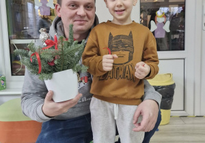 Wojtek Z. pozuje do zdjęcia ze swoim tatą.