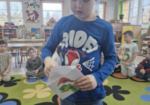 Julek wyjmuje z koperty zadanie przygotowane przez Grincha.