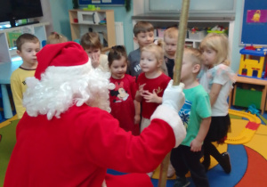 Mikołaj ze złotą laską i dzieci z grupy Pszczółek.