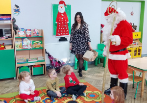 Dzieci patrzą na Mikołaja.