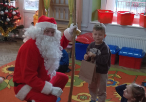 Wojtuś pozuje do zdjęcia ze Świętym Mikołajem.