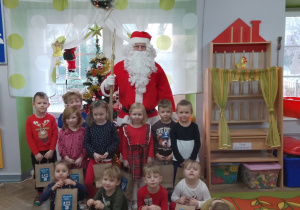 Motylki ustawione do pamiątkowego zdjęcia ze Świętym Mikołajem.