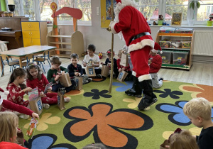 Biedronki oglądają prezenty otrzymane od Mikołaja.