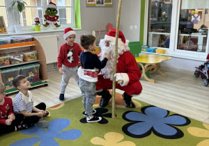 Antoś łapie Mikołaja za brodę.