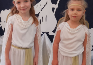 Tosia i Emma stoją obok siebie w przebraniach Aniołków.