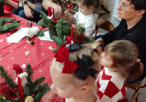 Marysia z mamą prezentują swój stroik.