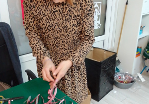 Pani Kasia robi wstążki do stroików.