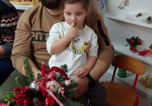 Hania z tatą pozują do zdjęcia z ukończonym stroikiem.