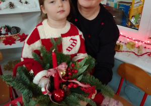 Laura z mamą prezentują ukończony stroik.