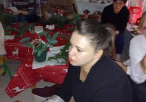 Rodzice przy stolikach podczas wspólnego śpiewania kolędy "Przybieżeli do Betlejem pasterze".