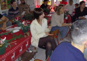 Rodzice obserwują występy dzieci.