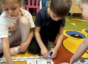 Wizyta Pani z Biblioteki - zabawa z ozobotami