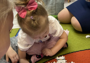 Na zdjęciu widać Maję, która zaprogramowała ozobota poruszającego się po planszy.