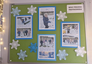 Zdjęcie dzieci bawiących się na śniegu.