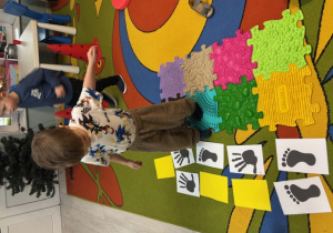 Nikoś chodzi po puzzlach sensorycznych.