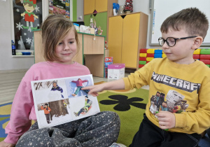 Weronika trzyma obrazek, Antoni wskazuje odpowiedni fragment.