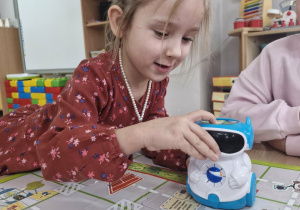 Zuzanna programuje mówiącego robota Doc.