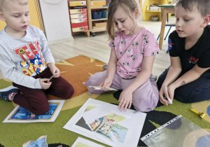 Lucjan, Weronika i Franek układają obrazek pocięty na części.