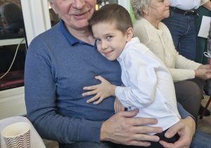 Wojtuś przytula się do swojego dziadka.