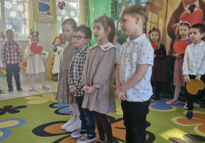 Maja, Antoś, Oliwia i Wojtuś składają życzenia zebranym na uroczystości babciom i dziadkom.