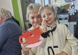 Lilianka siedzi na kolanach swojej babci.