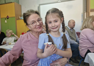 Oliwka ze swoją babcią pozują do zdjęcia.