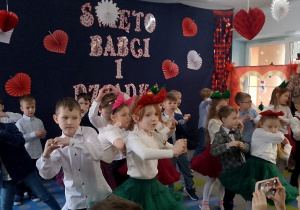 Dzieci tańczą Jive dla Babci i Dziadka. W tle dekoracja.