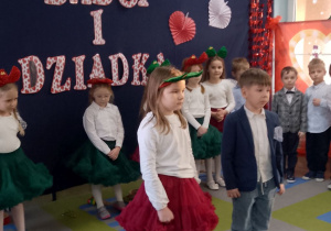 Weronika i Staś stoją na środku sceny podczas przedstawienia dla Babci i Dziadka.
