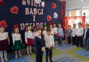 Julek i Mateusz stoją na środku sceny i mówią kolejny fragment wiersza.