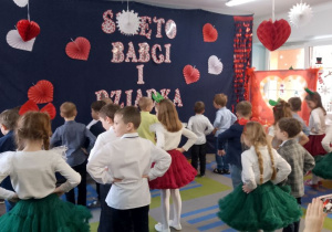 Dzieci odwrócone tyłem rozpoczynają taniec dla Babci i Dziadka.