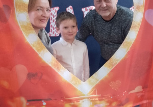 Marcel pozuje do zdjęcia z Babcią i Dziadkiem w fotobudce.