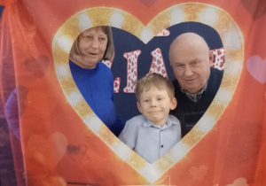 Bruno pozuje do wspólnego zdjęcia z Babcią i Dziadkiem w fotobudce.