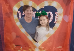 Weronika pozuje do wspólnego zdjęcia z Babcią w fotobudce.