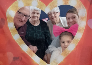 Nadia pozuje do wspólnego zdjęcia z Babciami i Dziadkiem w fotobudce.