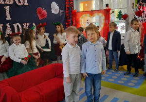 Na środku sceny stoi Oliwier i Bruno. Chłopcy zapraszają Babcie i Dziadków na koncert.