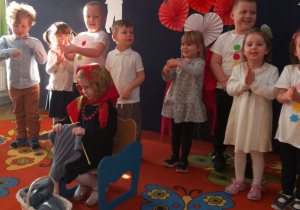 Grupka dzieci w trakcie śpiewania piosenki "Migu - migu".