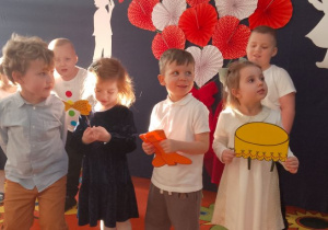 Grupka dzieci w trakcie recytacji wiersza.