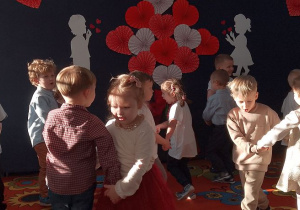 Dzieci ustawione w pary w trakcie tańca.