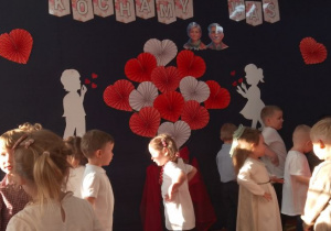 Kolejna grupka dzieci w trakcie tańca.