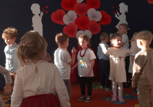 "Motylki" prezentują kolejną figurę tańca .