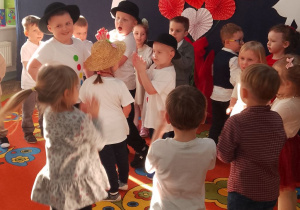 "Motylki" prezentują zabawę taneczną "Bałwankowa rodzina".