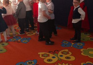 Dzieci podchodzą do pań po upominki dla babci i dziadka.