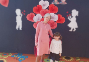 Patrycja z babcią pozuje do zdjęcia na tle dekoracji.