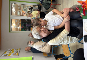 Leoś pozuje do zdjęcia siedząc na kolanach u swojej babci.