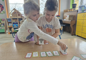 Ala i Maja za pomocą kart do kodowania programują Genibota.