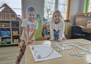Maja i Ala obserwują Ozoboty jadące po serduszku namalowanym na kartce papieru.