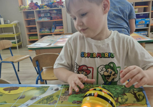 Wojtuś na macie do kodowania programuję pszczółkę Beebot.