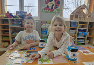 Maja i Ala za pomocą specjalnych kart do kodowania programują DocRobota.